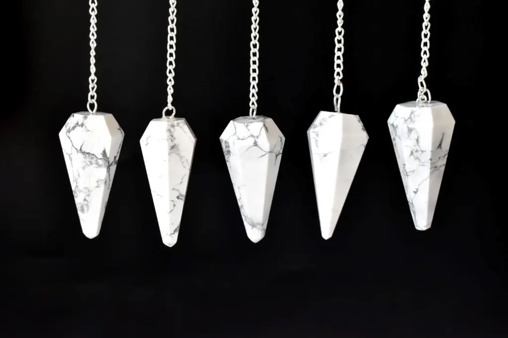 [pend-how] Howlite Faceted Crystal Pendulum